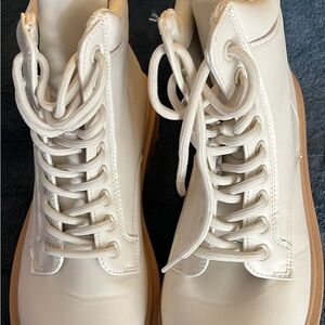 Women's White Lace-Up Boots size 9 NEW